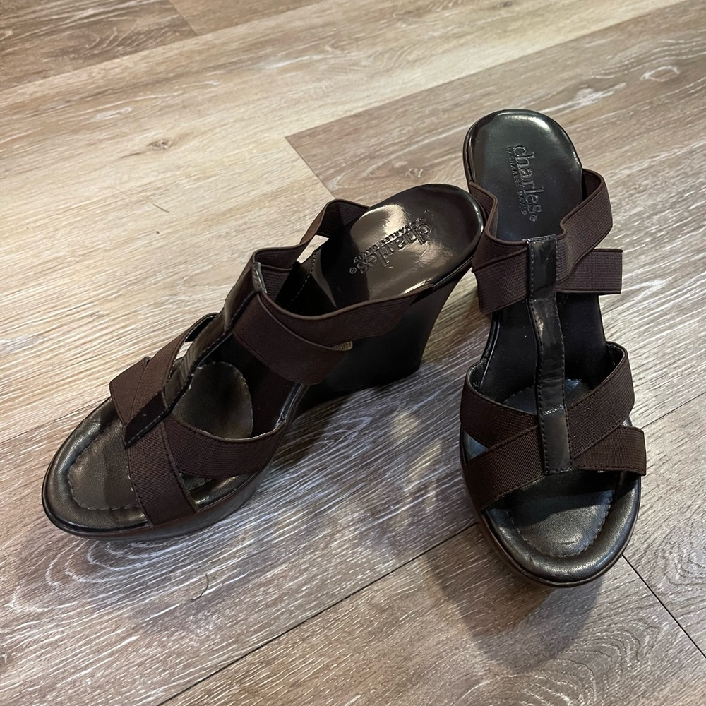 CHARLES BY CHARLES DAVID Brown Mules/Wedges with Elastic Straps - Size 7 - Picture 3 of 6